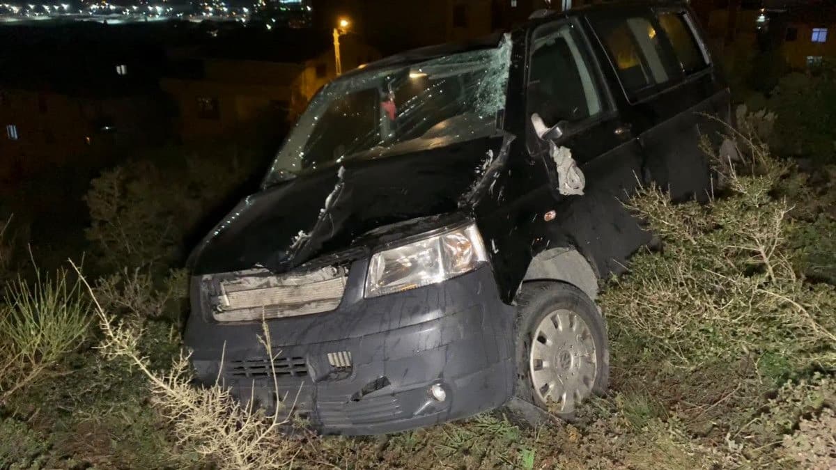 Şarampole yuvarlanan aracın sürücüsü kurtarılamadı 20 Şarampole yuvarlanan aracın sürücüsü kurtarılamadı 7