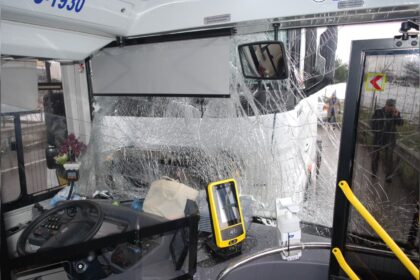 Ters yöne giren TIR, İETT otobüsüyle çarpıştı: 1 yaralı 23