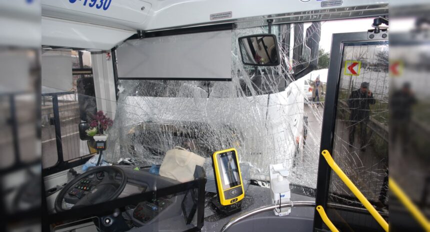 Ters yöne giren TIR, İETT otobüsüyle çarpıştı: 1 yaralı 11