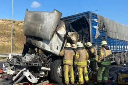 Tırlar çarpıştı, 1 kişi yaşamını yitirdi 24 pasakoy iki tir carpisti