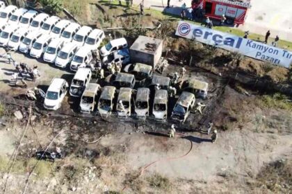 Otoparkta yangın, 16 ticari araç kül oldu 21