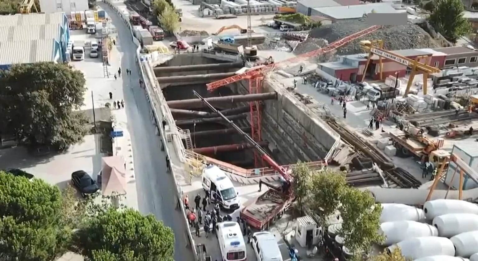 Yenidoğan metro inşaatında vinç devrildi: 2 ölü 20 Yenidoğan metro inşaatında vinç devrildi: 2 ölü 7