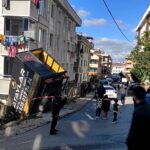 Freni boşalan sürücüsüz kamyonet bahçeye düştü 13