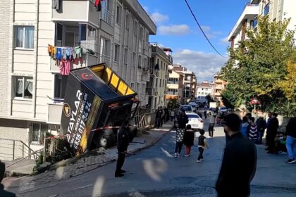 Freni boşalan sürücüsüz kamyonet bahçeye düştü 24