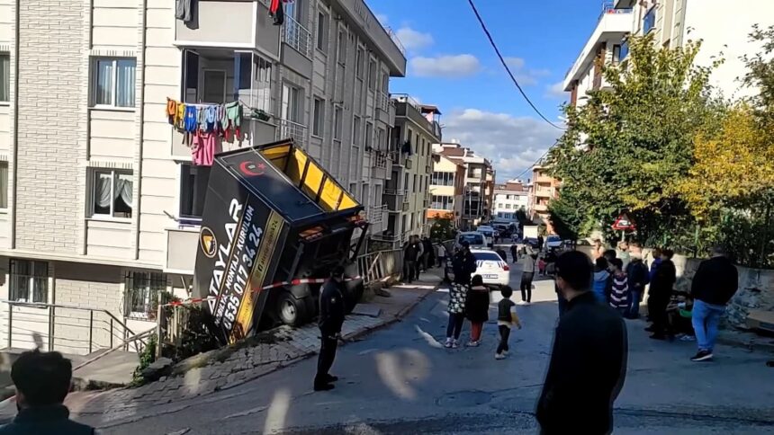 Freni boşalan sürücüsüz kamyonet bahçeye düştü 11