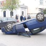 Park halindeki araca çarpan otomobil takla attı, 1 yaralı 13