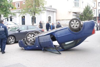Park halindeki araca çarpan otomobil takla attı, 1 yaralı 32