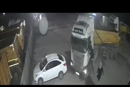 Hafriyat kamyonuyla ortalığı savaş alanına çevirdi 14 sddefault