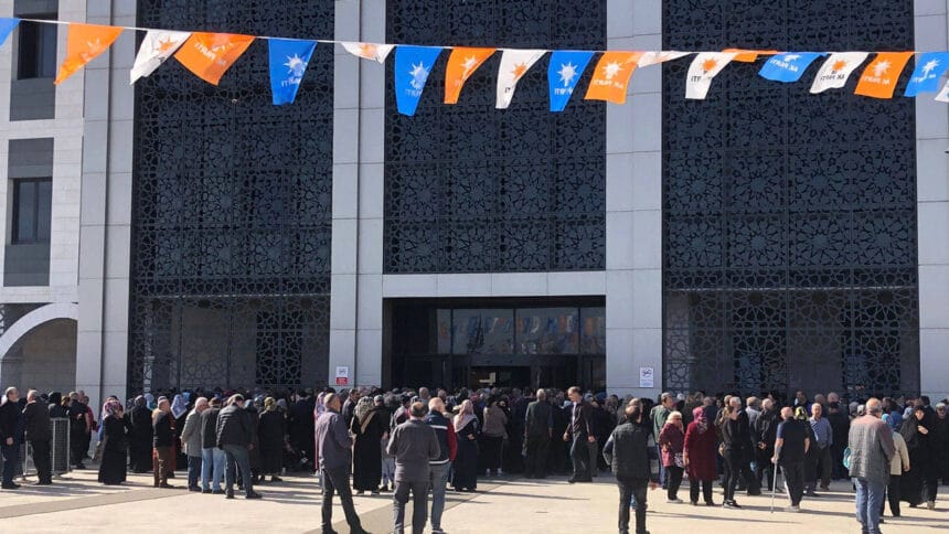 Emekliye yardım kartı vaadi binlerce emekliyi sokağa döktü 11