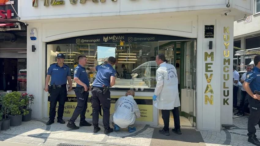 Sarıgazi'de kuyumcuya silahlı soygun girişimi 11 Sarıgazi'de kuyumcuya silahlı soygun girişimi 11