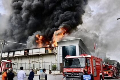 Yenidoğan'da büyük yangın: Soğuk hava deposu küle döndü 32