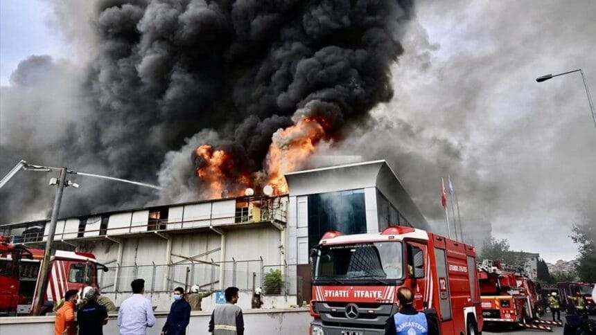 Yenidoğan'da büyük yangın: Soğuk hava deposu küle döndü 11