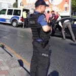 Durdurulan çakarlı araçtan onlarca sahte belge ve silah çıktı! 13