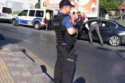 Durdurulan çakarlı araçtan onlarca sahte belge ve silah çıktı! 24 yenidogan sancaktepe cevirme