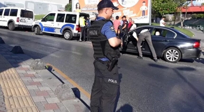 Durdurulan çakarlı araçtan onlarca sahte belge ve silah çıktı! 11