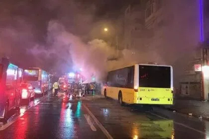 Seyir halindeki İETT otobüsünde yangın 22 sancaktepe 19E yangin