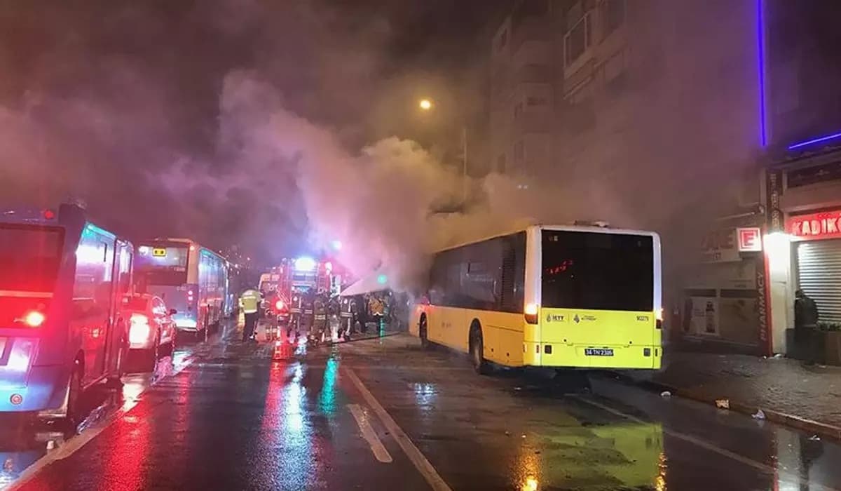 Seyir halindeki İETT otobüsünde yangın 20 Seyir halindeki İETT otobüsünde yangın 7