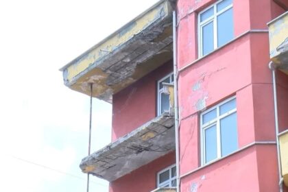 Samandıra'da boş bir binanın balkonu çöktü 26