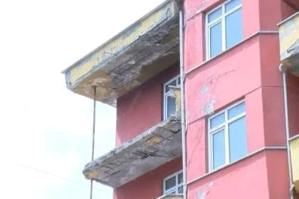 Samandıra'da boş bir binanın balkonu çöktü 20
