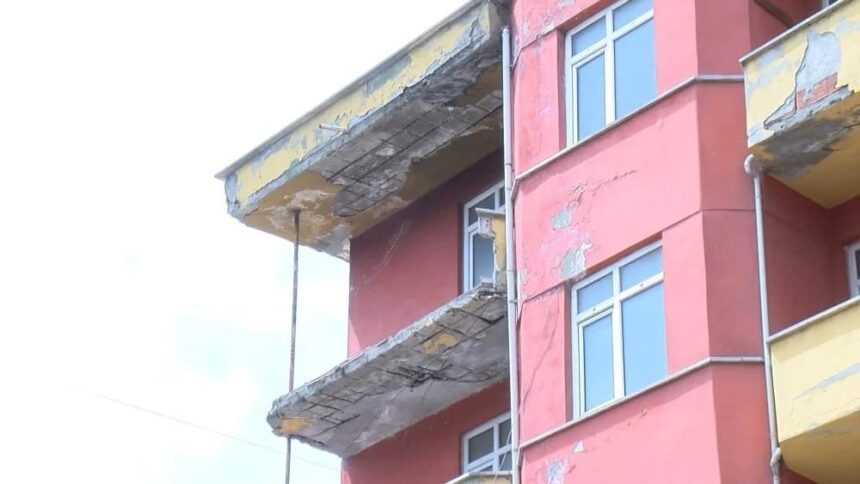 Samandıra'da boş bir binanın balkonu çöktü 11 Samandıra'da boş bir binanın balkonu çöktü 11