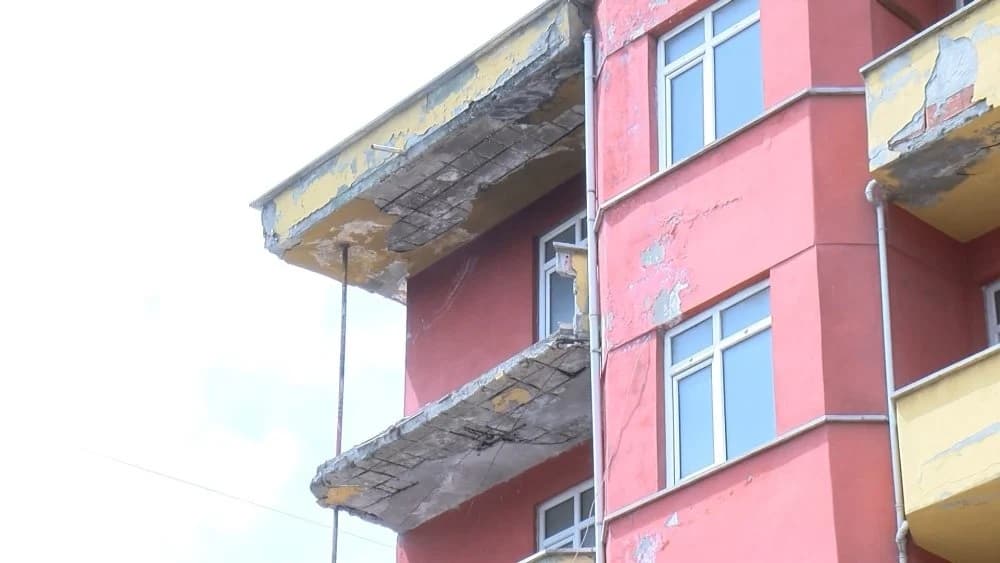 Samandıra'da boş bir binanın balkonu çöktü 20 Samandıra'da boş bir binanın balkonu çöktü 7