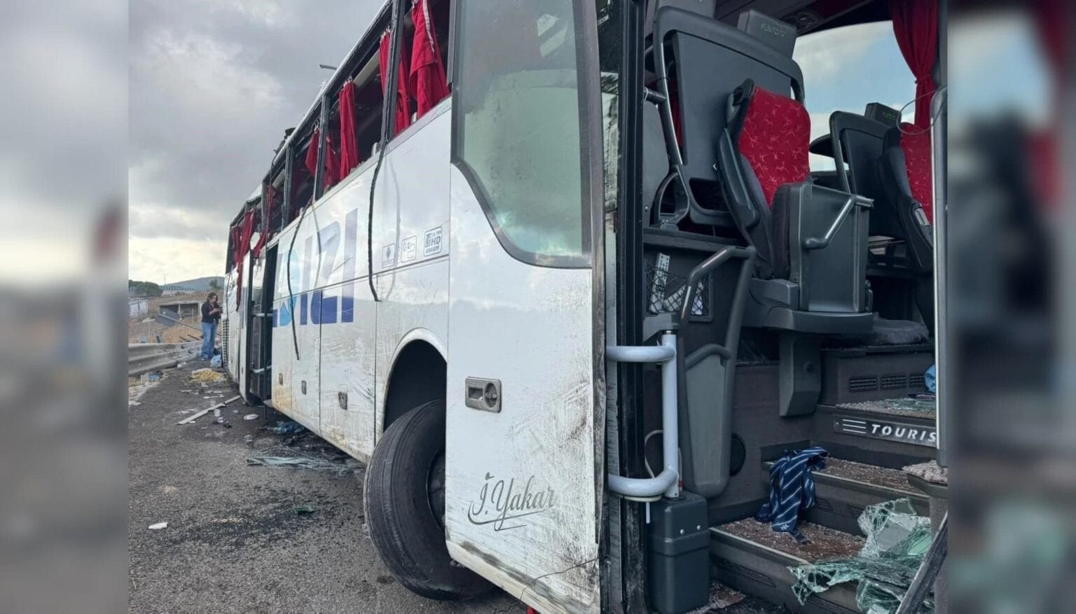 Paşaköy'de otobüs devrildi: 3 ölü, 20 yaralı 20 Paşaköy'de otobüs devrildi: 3 ölü, 20 yaralı 7