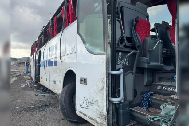 Paşaköy'de otobüs devrildi: 3 ölü, 20 yaralı 14