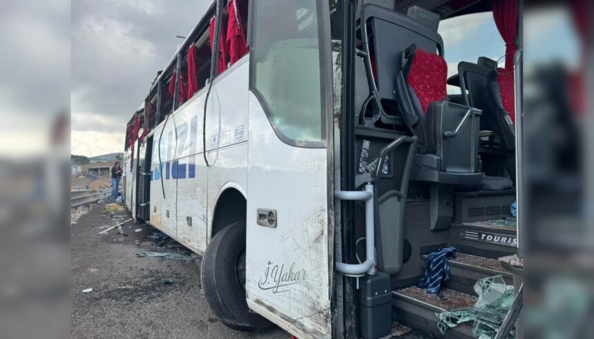 Paşaköy'de otobüs devrildi: 3 ölü, 20 yaralı 11 Paşaköy'de otobüs devrildi: 3 ölü, 20 yaralı 11