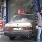 Otomobil mobilya mağazasına girdi 12