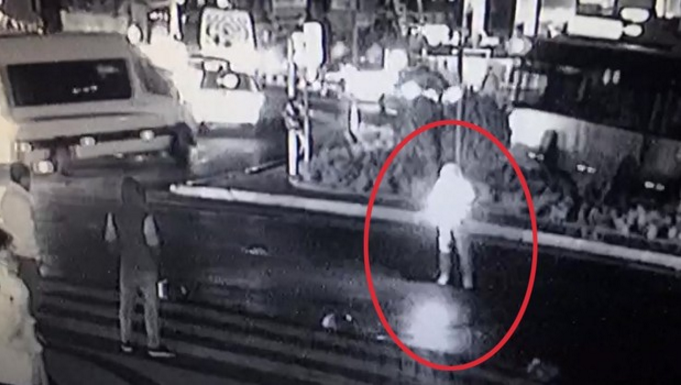 El yapımı patlayıcıyı yola atıp kaçtı 11