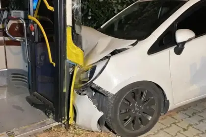 Ehliyetsiz görevli İETT otobüsüyle sokağa daldı 42