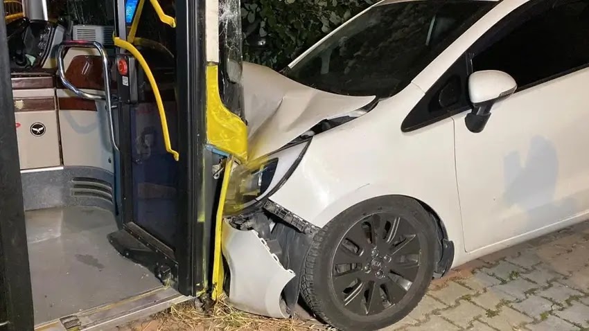 Ehliyetsiz görevli İETT otobüsüyle sokağa daldı 11 Ehliyetsiz görevli İETT otobüsüyle sokağa daldı 11