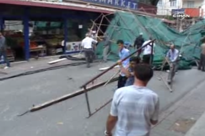 Mantolama için kurulan iskele çöktü 36