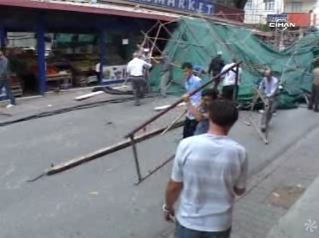 Mantolama için kurulan iskele çöktü 11