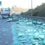 Viraja hızlı giren TIR'ın yükü otoyola saçıldı 11