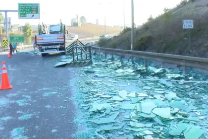 Viraja hızlı giren TIR'ın yükü otoyola saçıldı 22