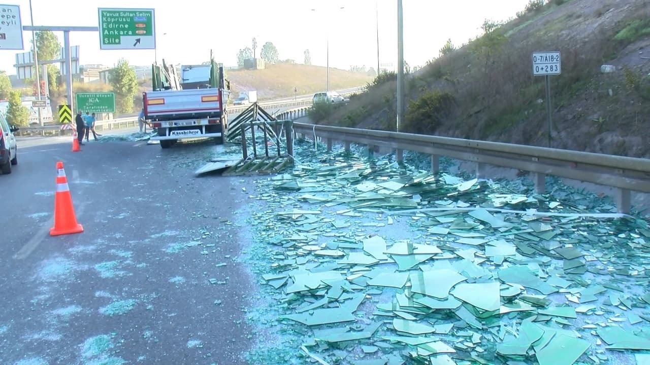 Viraja hızlı giren TIR'ın yükü otoyola saçıldı 20 Viraja hızlı giren TIR'ın yükü otoyola saçıldı 7
