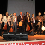 Ünlü ozanlar, Geleneksel Aşıklar Gecesi'nde atıştı 11