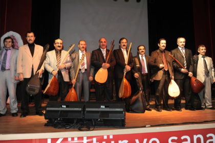 Ünlü ozanlar, Geleneksel Aşıklar Gecesi'nde atıştı 24