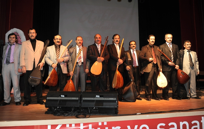 Ünlü ozanlar, Geleneksel Aşıklar Gecesi'nde atıştı 11