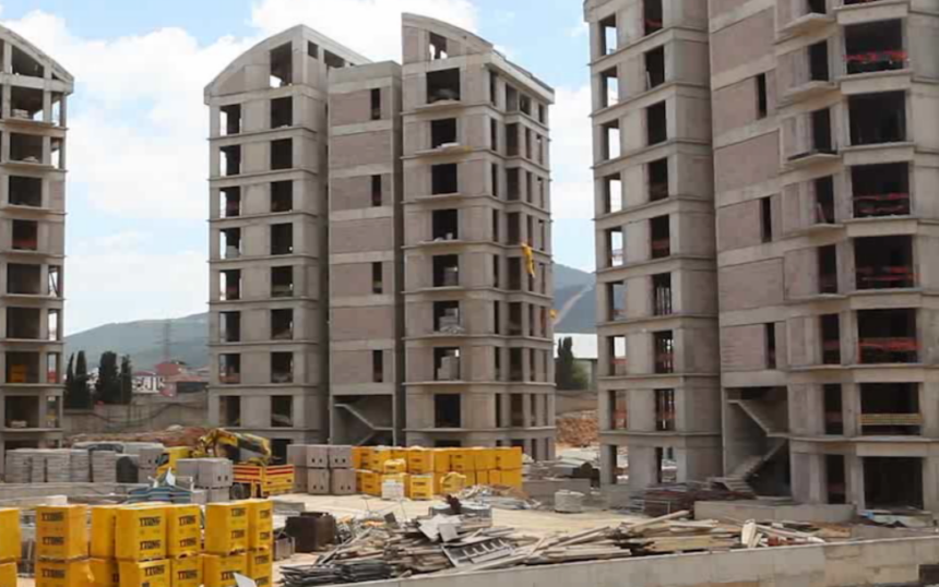 İnşaattan düşen işçi hayatını kaybetti 11