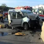 Kararsız sürücü beton bariyere girdi, 2 yaralı 13