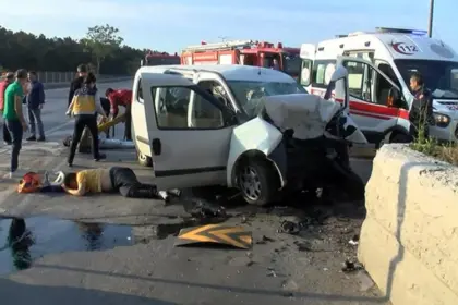 Kararsız sürücü beton bariyere girdi, 2 yaralı 23
