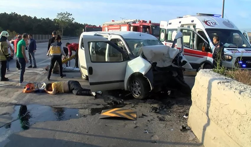 Kararsız sürücü beton bariyere girdi, 2 yaralı 11 Kararsız sürücü beton bariyere girdi, 2 yaralı 11