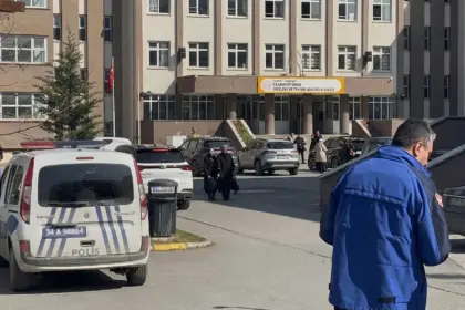 Lise öğrencisi iki öğretmenini ve sınıf arkadaşını bıçakladı 22