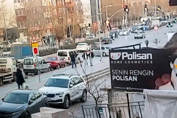 Dikkatsiz çıkış kazaya neden oldu: 2 yaralı 20