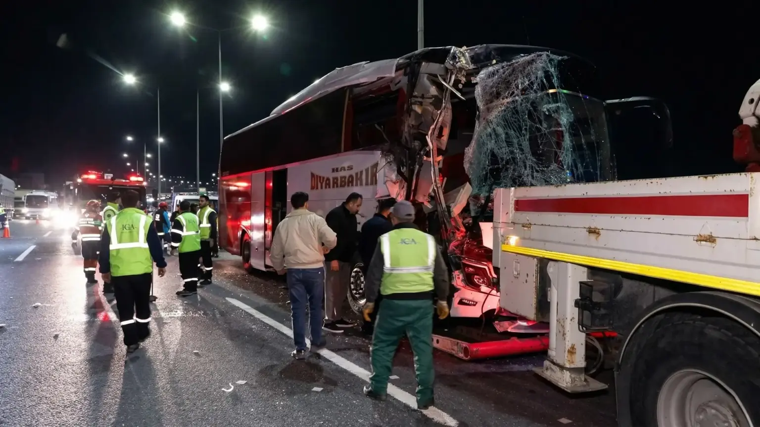 Seyir halindeki yolcu otobüsü TIR'a çarptı: 10 yaralı 20 kaza-kuzey-marmara